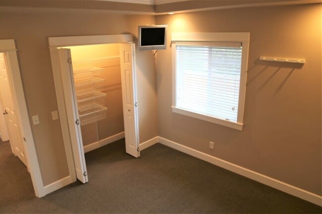 Building Photo - 4 bed/2 bath 1000 feet From Monroe