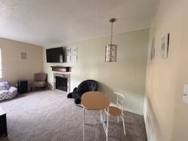 Building Photo - 1807 E Lindsey St