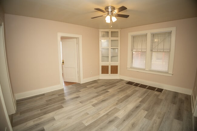 Building Photo - 927 E Dunklin St