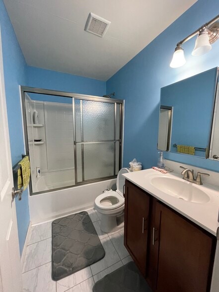 Upstairs Common Bath - 259 E Oakbourne Ave