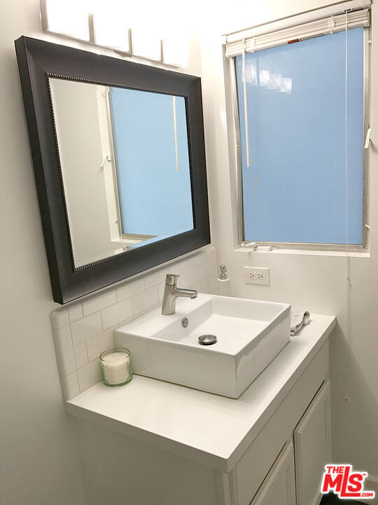 Building Photo - 8727 Shoreham Dr