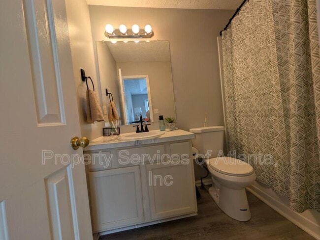 Building Photo - 5690 Hampton Ct