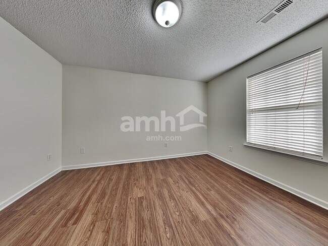 Building Photo - 6527 Forest Cross Dr