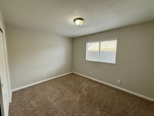 Building Photo - Single story home with vaulted ceilings!