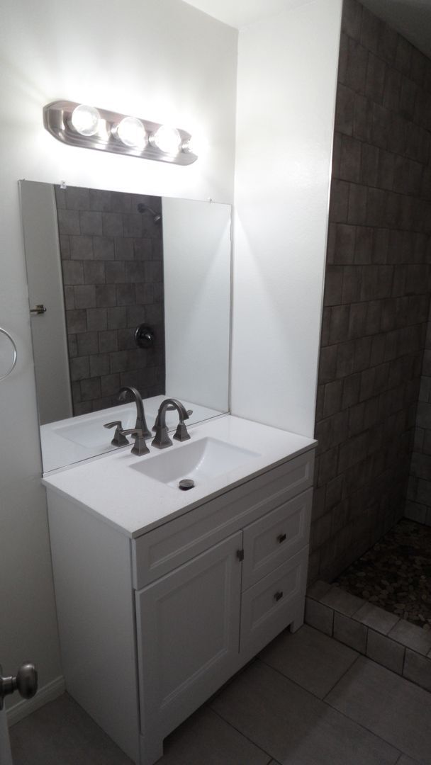 Building Photo - Spacious 6 Bedroom, 3 Bathroom, Single Fam...