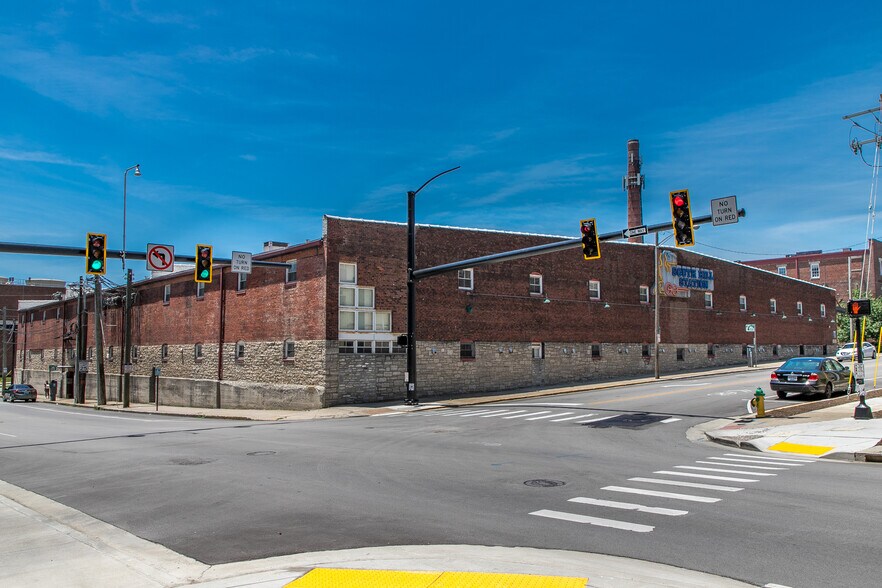 Building Photo - 585 Upper S St