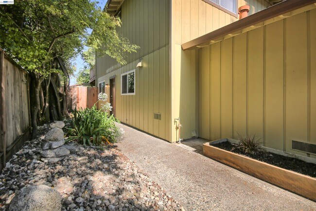 Building Photo - 127 Walti St