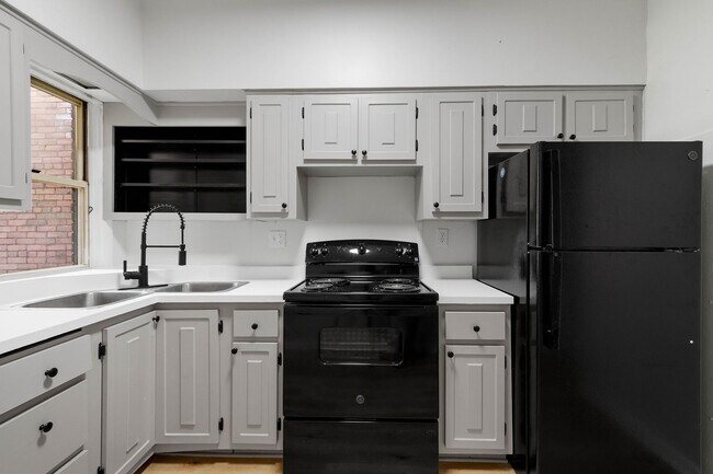 Building Photo - 170 Ormsby Ave