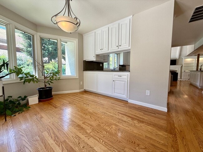 Building Photo - Stunning, Furnished 4 Bed 3.5 Bath + Offic...