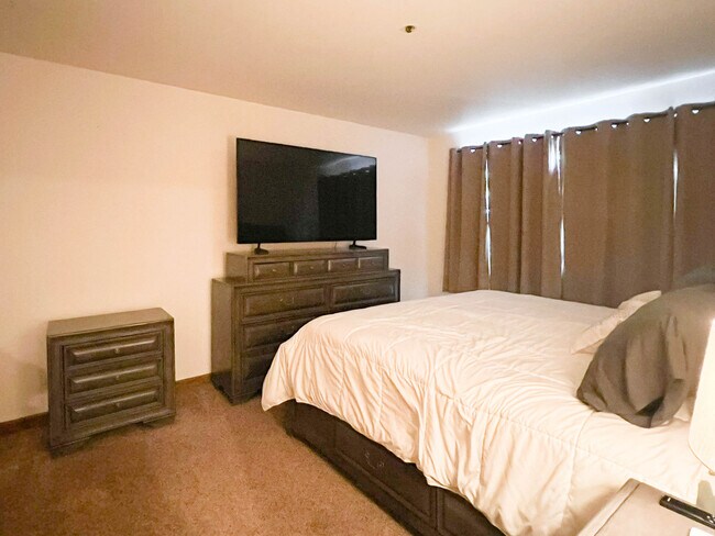 Building Photo - 1170 Denali St