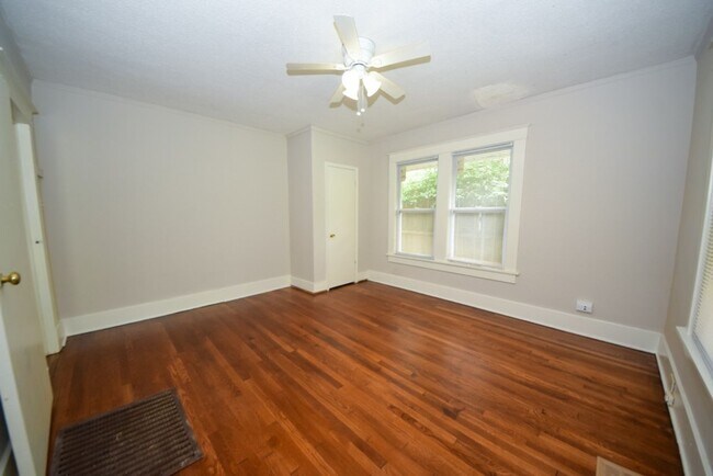 Building Photo - UPDATED BATHS AND KITCHEN WITH SS APPLIANCES near University of Memphis.