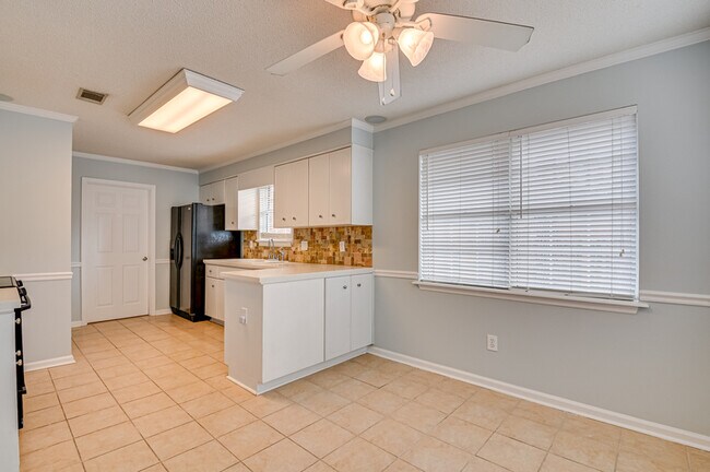 Building Photo - 3882 Villa Ln