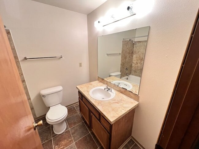 Building Photo - Oakbrook 2 Story 3 Bedroom home