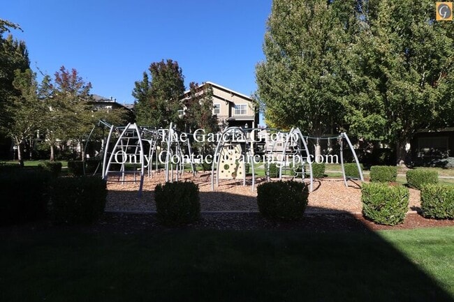 Building Photo - 765 NE Adwick Dr