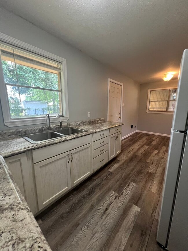 Building Photo - 3 Bedroom 1 bath Home for Lease