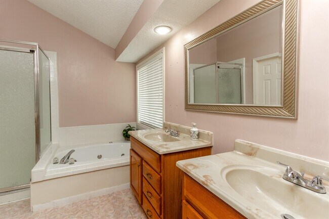 Building Photo - 2458 Parkwood Ln