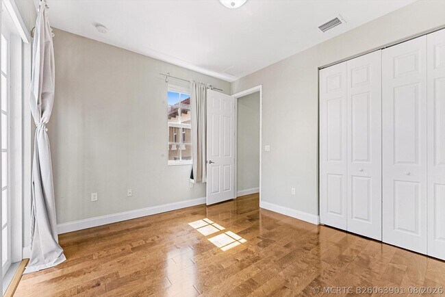 Building Photo - 6884 Julia Gardens Dr