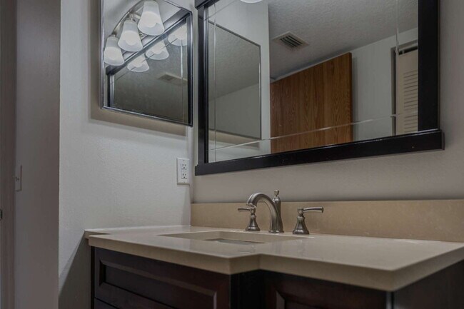 Building Photo - 7020 US-1