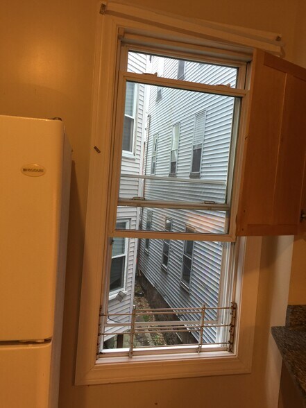 Building Photo - 75 Heath St