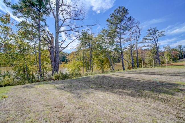 Building Photo - Gorgeous 4 BR, 3BA, Home with Loft, and 2 ...