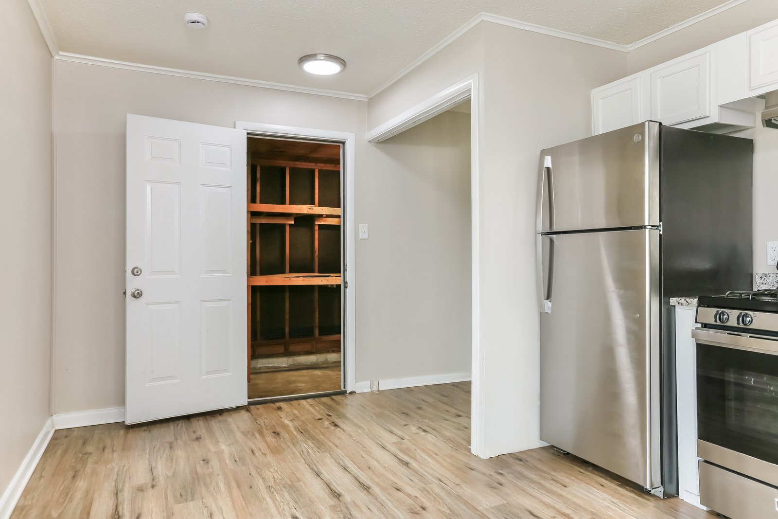 Building Photo - 922 W 54th St