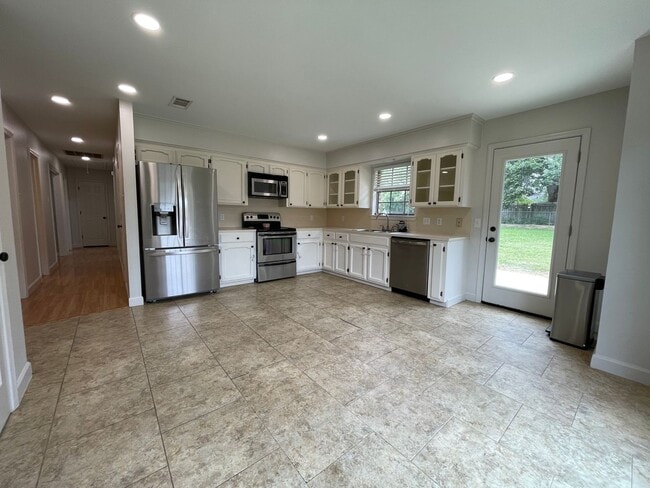 Building Photo - Welcome to this Beautiful 3 Bedroom 2 Bath...
