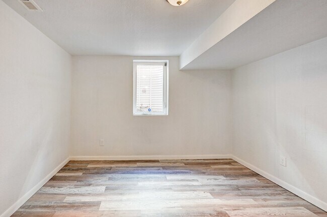 Building Photo - $1,885.00 - 4 Beds, 2 Bath, Duplex in Litt...