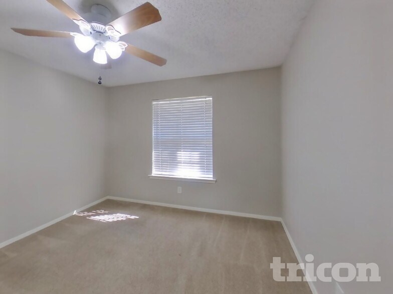 Building Photo - 810 Dogwood Dr