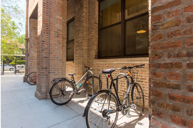 Building Photo - 5029 N Kenmore Ave