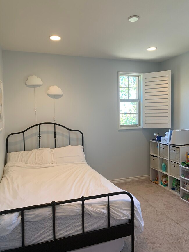 Building Photo - 128 Full Moon