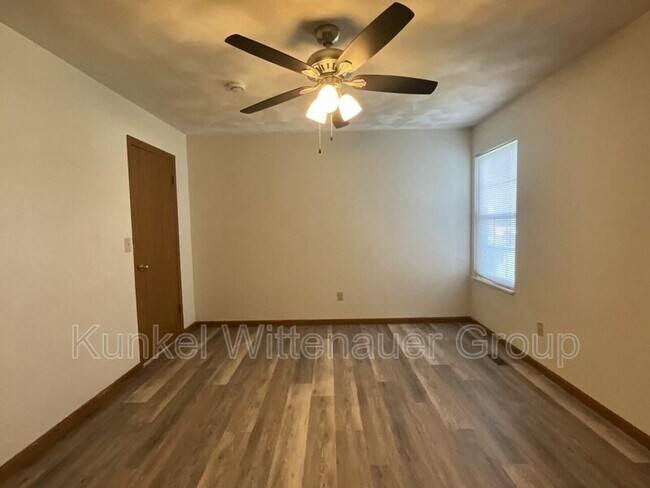 Building Photo - 611 Carol Ann Dr