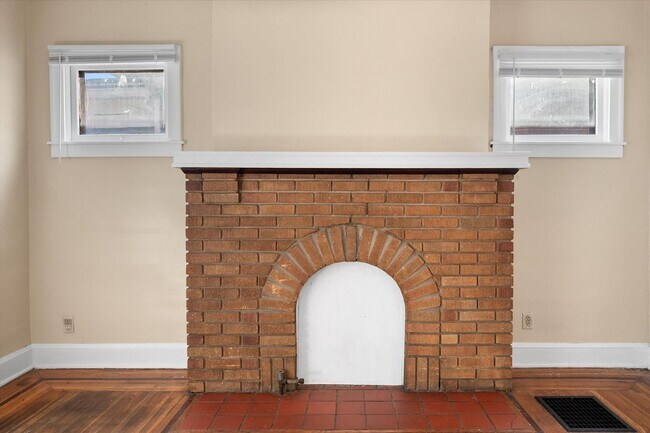 Building Photo - Spacious 4BR/2BA Home with Hardwood Floors Throughout!