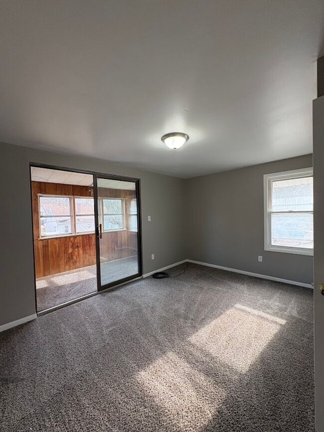 Building Photo - Large 4 bedrooms 1 full bathroom home for rent