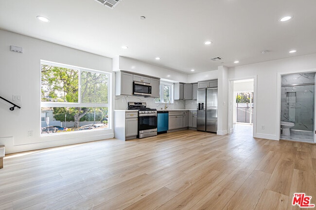 Building Photo - 2057 1/2 S Garth Ave