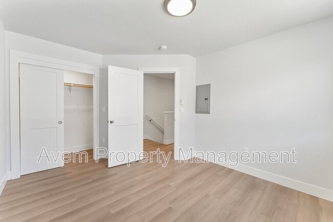 Building Photo - 930 Molalla Ave