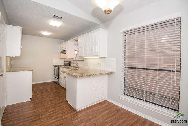 Building Photo - 5917 Hollytree Dr