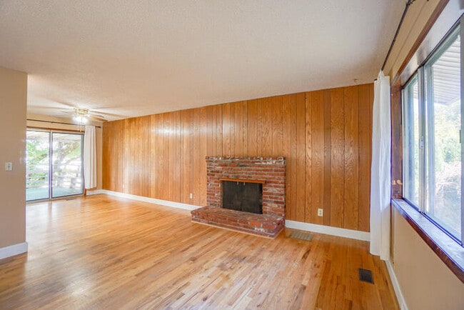 Building Photo - FOUR BEDROOM SPLIT LEVEL IN SALMON CREEK