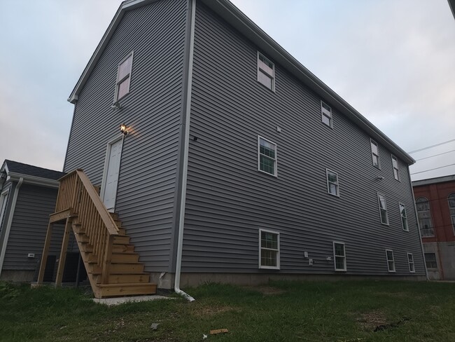 Building Photo - 27 Douglas Ave