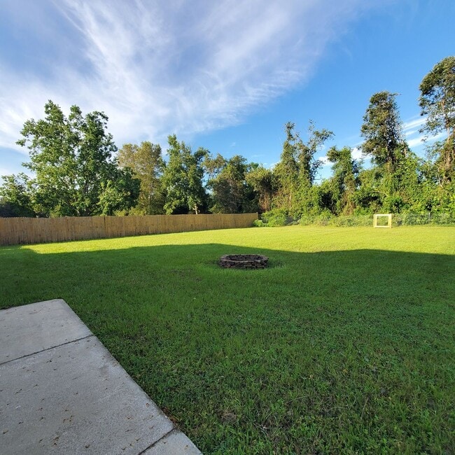 Building Photo - Charming 3-Bedroom Home with Spacious Yard...