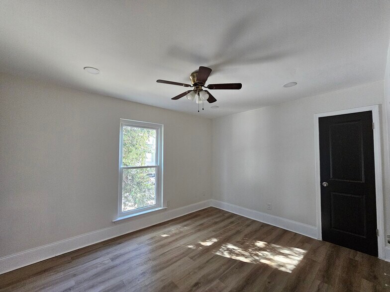 Building Photo - 4833 Zenith St