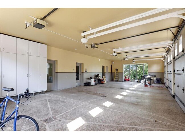 Building Photo - 1720 Mt Curve Ave