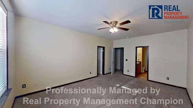 Building Photo - Beautiful Two Story Townhome with Lots of Storage!!