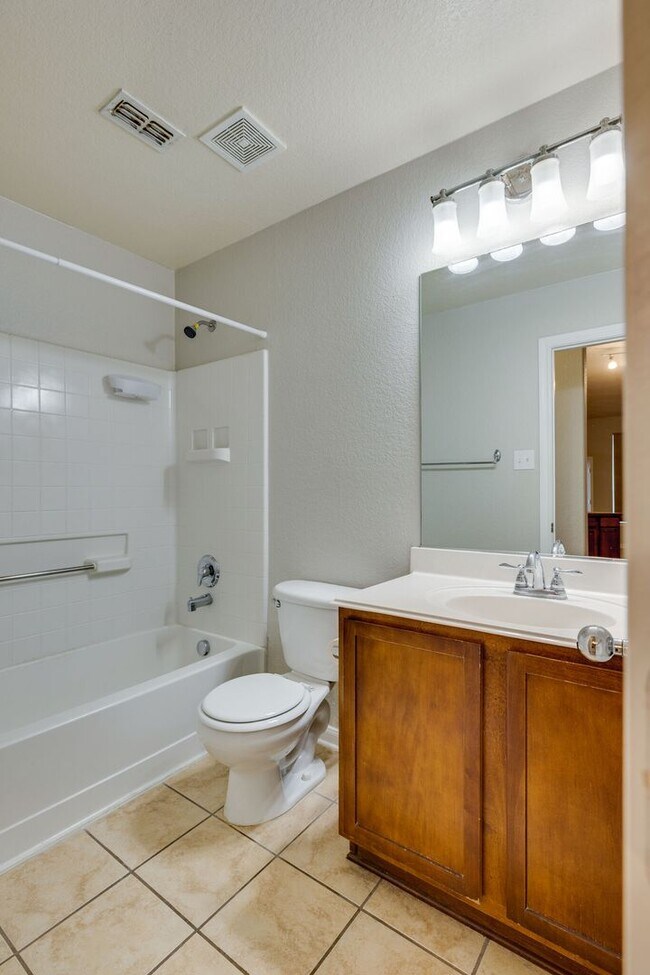 Building Photo - Great location. 4 bedrooms plus an office!