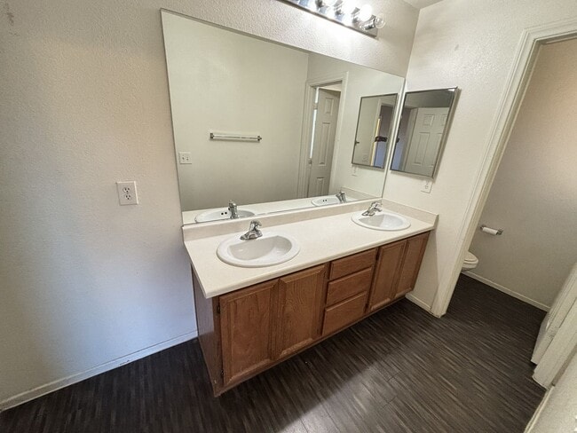 Building Photo - Gorgeous 3Bed/2.5Bath/2Car, 2-Story Home located in Spring Valley