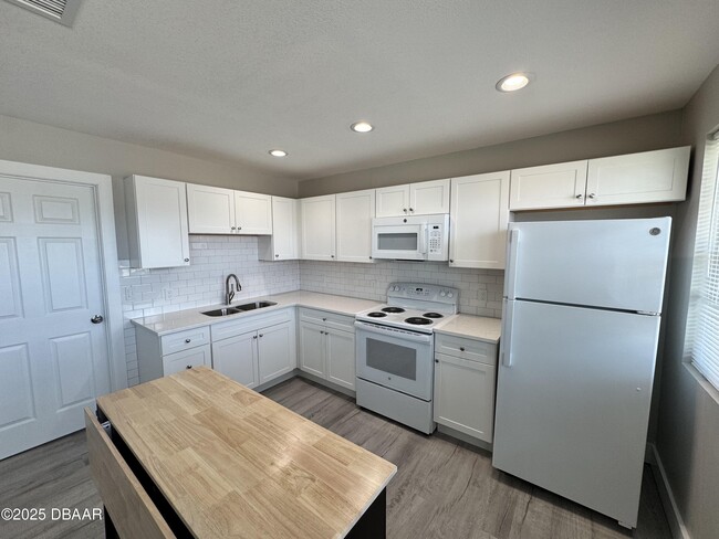 Building Photo - 127 Moore Ave