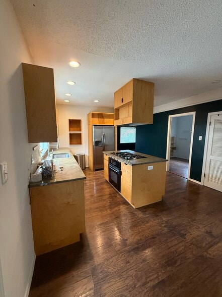 Building Photo - 406 E 43rd St