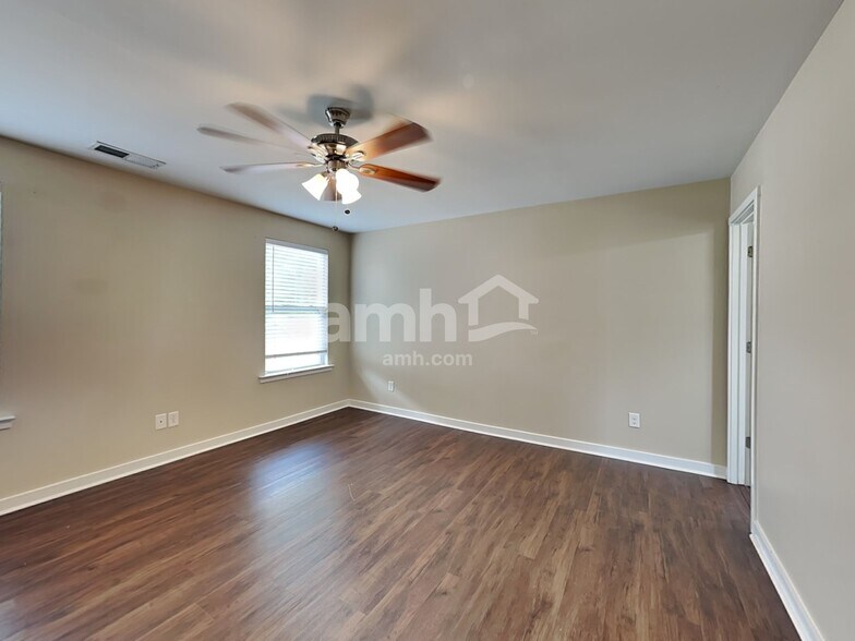 Building Photo - 4940 Ballantine Dr