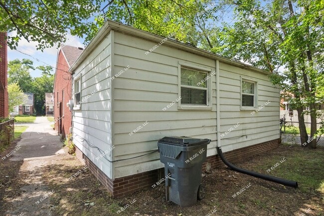 Building Photo - Charming 3-Bedroom Brick Ranch in highly d...