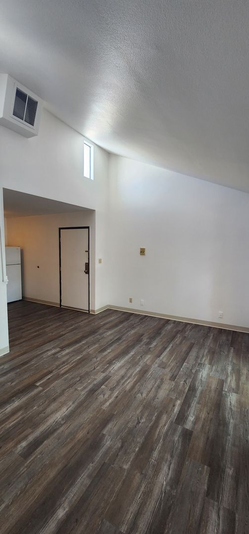Building Photo - Condo with a balcony