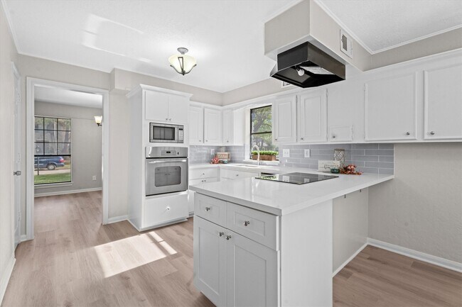 Building Photo - 16015 Southampton Dr